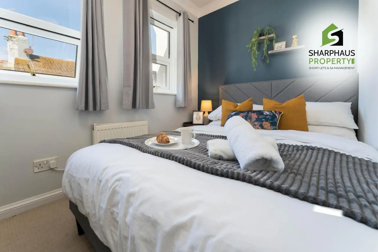Beautiful 3 Bed House That Sleeps 6 Guests With Courtyard & Free Parking By Sharphaus Short Lets & Serviced Accommodation Management Brighton 0*,  United Kingdom