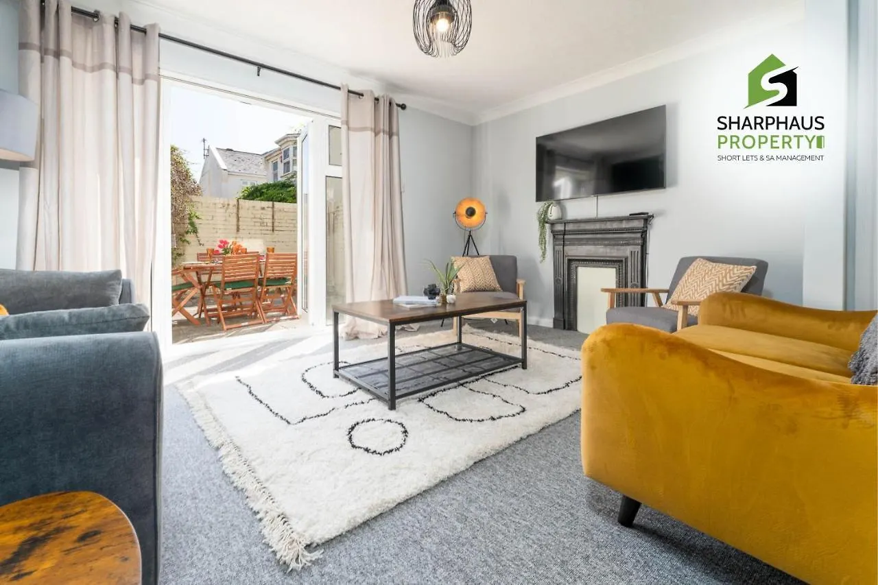 Beautiful 3 Bed House That Sleeps 6 Guests With Courtyard & Free Parking By Sharphaus Short Lets & Serviced Accommodation Management Brighton