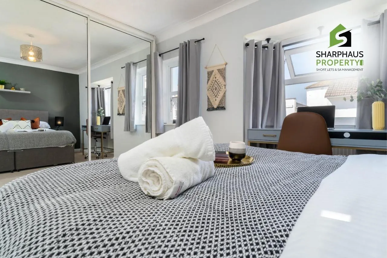 Beautiful 3 Bed House That Sleeps 6 Guests With Courtyard & Free Parking By Sharphaus Short Lets & Serviced Accommodation Management Brighton Holiday home