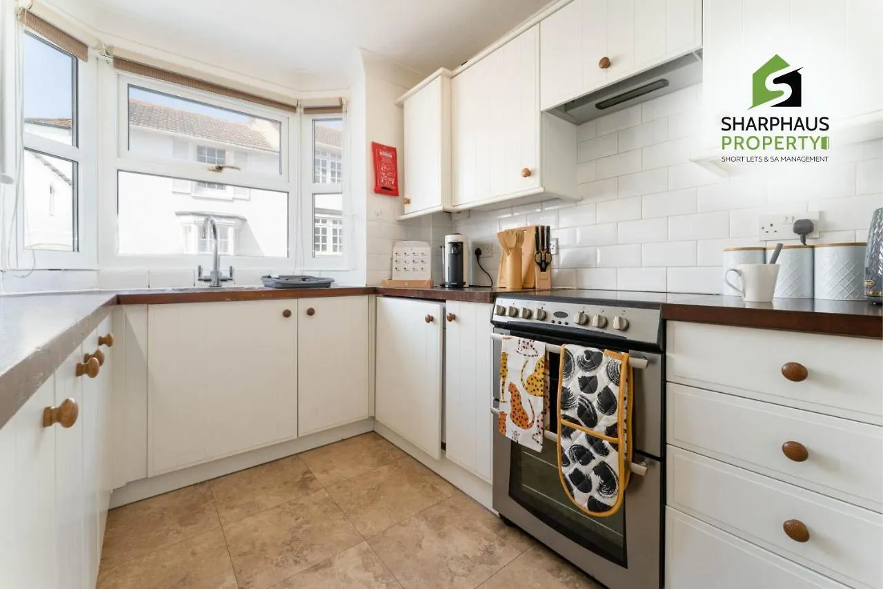 Beautiful 3 Bed House That Sleeps 6 Guests With Courtyard & Free Parking By Sharphaus Short Lets & Serviced Accommodation Management Brighton