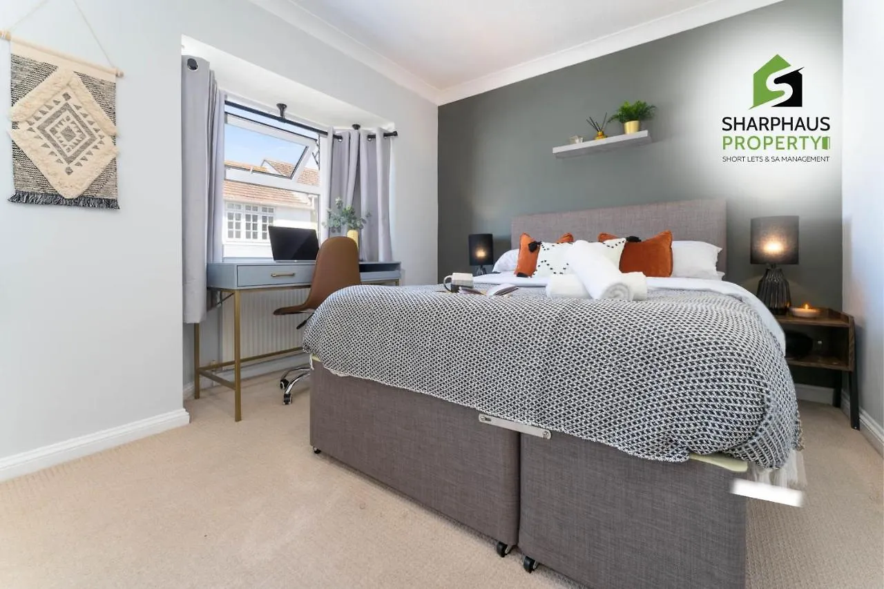 Holiday home Beautiful 3 Bed House That Sleeps 6 Guests With Courtyard & Free Parking By Sharphaus Short Lets & Serviced Accommodation Management Brighton