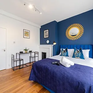 Apartment Super Central Studio I Next To Beach & Shopping Centre I King Size Bed I Sleep 3, Brighton